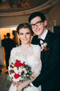 mutlu genç güzel çift poz