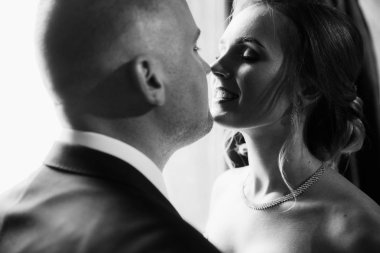 Mutlu genç güzel çift öpüşme