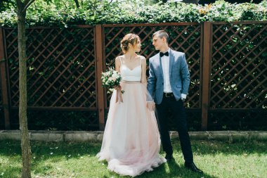 Yeni evli çiftimiz poz veriyor.