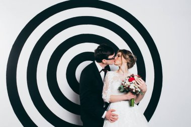 Mutlu genç güzel çift öpüşme 