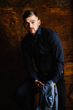 yakışıklı delikanlı kapalı poz