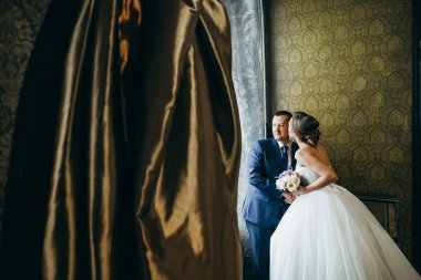 genç güzel çift kapalı öpüşme