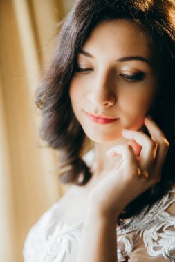 Kapalı poz genç güzel gelin