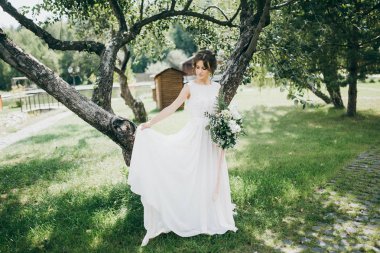 güzel genç gelin çiçekleri ile poz