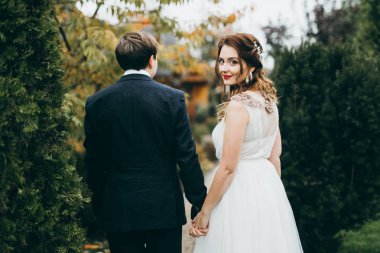 Yeni evliler açık havada güzel genç çift