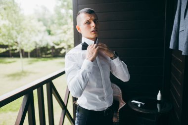 yakışıklı delikanlı giyiniyor