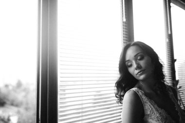 Cam kenarında poz genç güzel gelin 