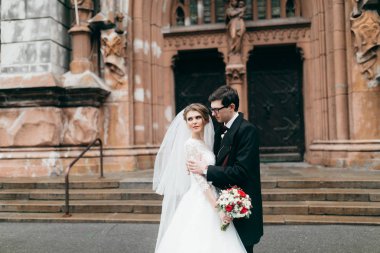 Katedral mutlu genç güzel çift 