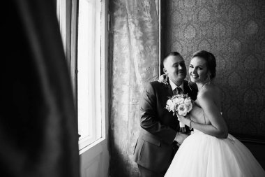 kapalı kucaklayan genç güzel Çift