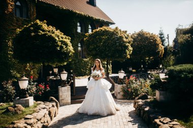 Genç güzel mutlu gelin poz 