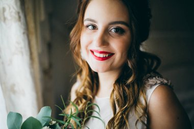 Kapalı poz genç güzel gelin