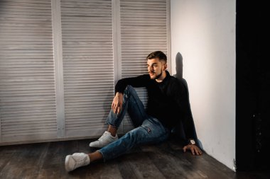 katta oturan genç yakışıklı adam 