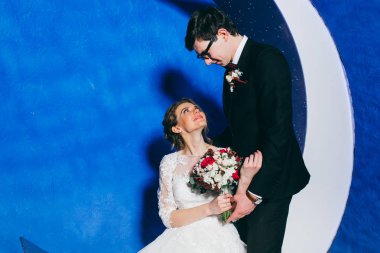 mutlu genç güzel çift poz 