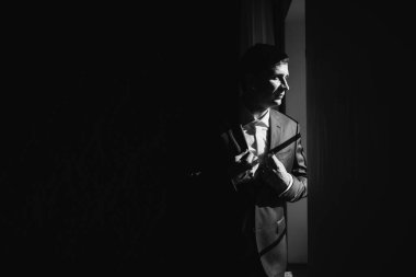 yakışıklı delikanlı kapalı poz