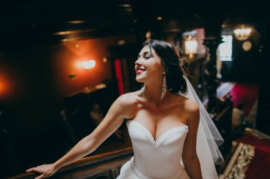 Kapalı poz genç güzel gelin