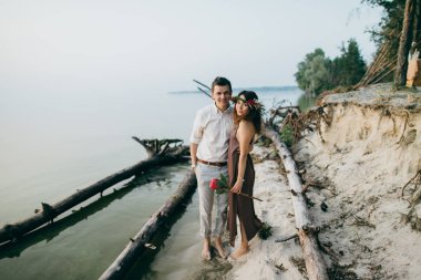 Göl mutlu güzel genç çift