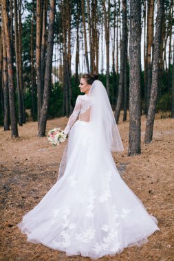 Ormanda narin, güzel bir gelin