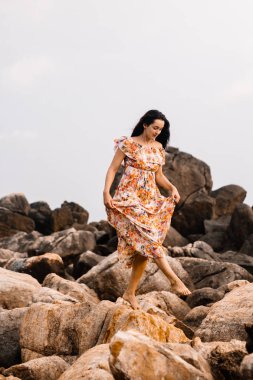 Sahilde poz genç güzel kadın