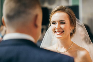 genç güzel çift kapalı poz