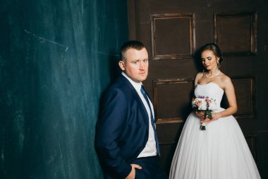 genç güzel çift kapalı poz