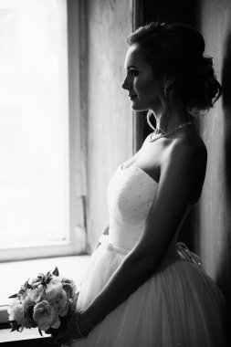 Kapalı poz genç güzel gelin