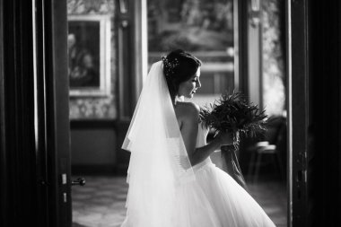 Kapalı poz genç güzel gelin