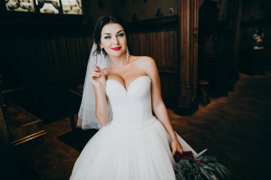 Kapalı poz genç güzel gelin