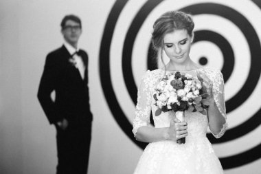 mutlu genç güzel çift poz 