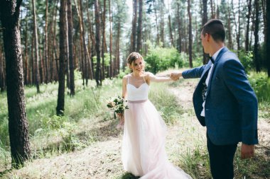 Ormanda yeni evlenmiş mutlu bir çift