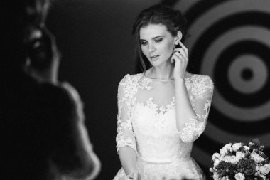 Studio poz genç güzel gelin