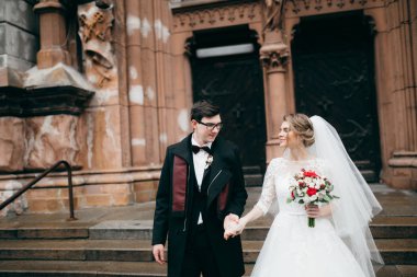 Katedral mutlu genç güzel çift 