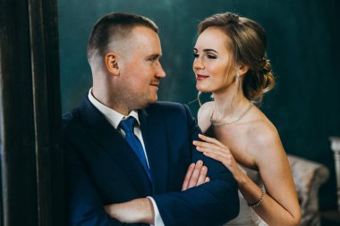 kapalı kucaklayan genç güzel Çift