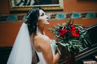 Kapalı poz genç güzel gelin