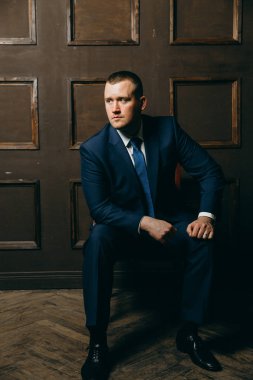 yakışıklı delikanlı kapalı poz