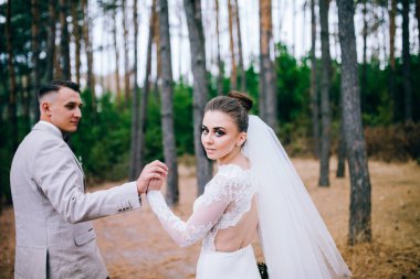  ormanda poz yeni evli genç çift