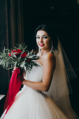 Kapalı poz genç güzel gelin