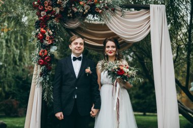 mutlu çift düğün töreni üzerinde yeni evliler. 