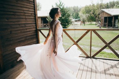 Mutlu, genç, güzel gelin pozu 