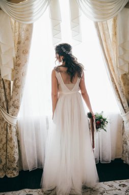 Kapalı poz genç güzel gelin