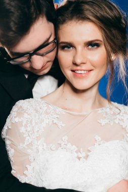 mutlu genç güzel çift poz 