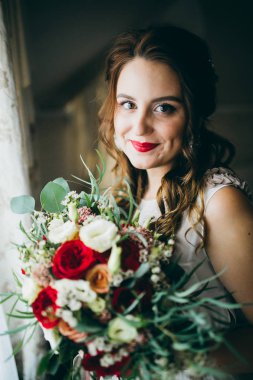 Kapalı poz genç güzel gelin