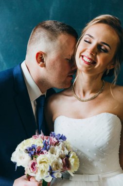 Mutlu genç güzel çift öpüşme