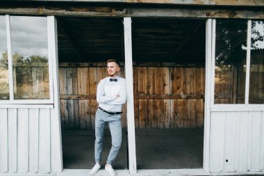 yakışıklı genç damat evine poz