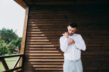 yakışıklı delikanlı kurarak giyiniyor 