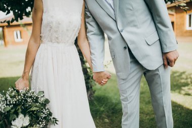 güzel genç bir çift açık havada poz