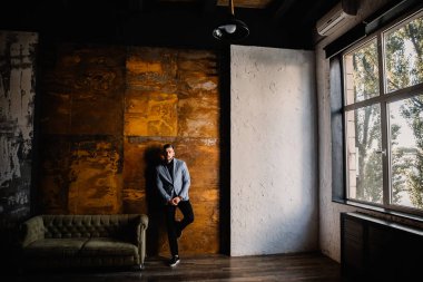 yakışıklı adam moda Studio'da poz