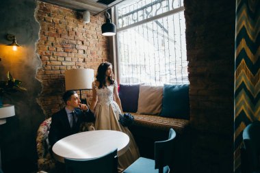 Mutlu, genç, güzel bir çift yeni evli.