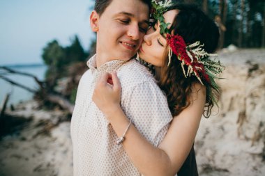 Göl mutlu güzel genç çift