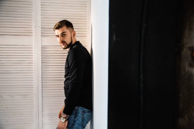 yakışıklı delikanlı kapalı poz