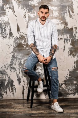 yakışıklı delikanlı duvar arka plan üzerinde poz
